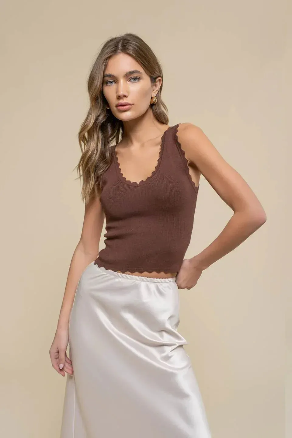 SCALLOP EDGE SLEEVELESS SWEATER KNIT CROP TOP