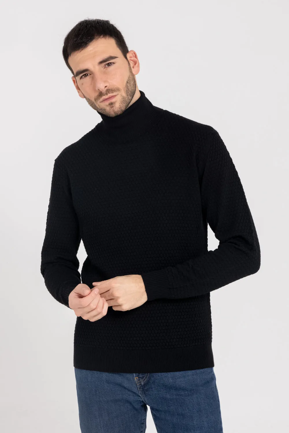 SPOT PATTERN TURTLENECK SWEATER