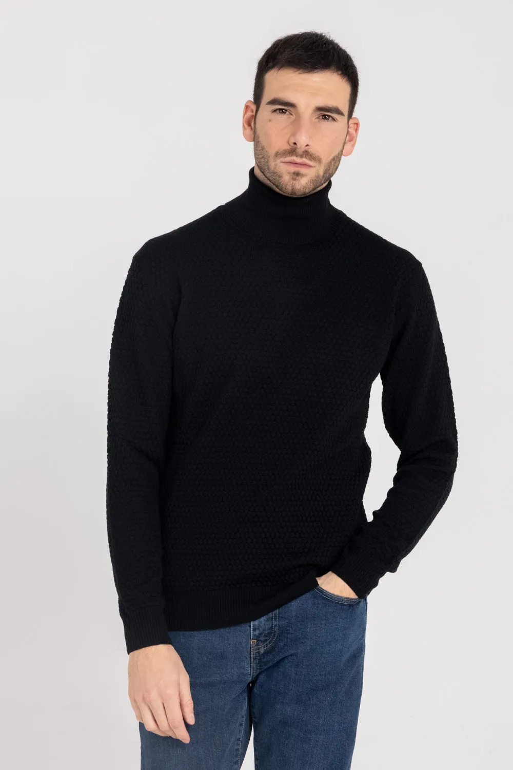 SPOT PATTERN TURTLENECK SWEATER