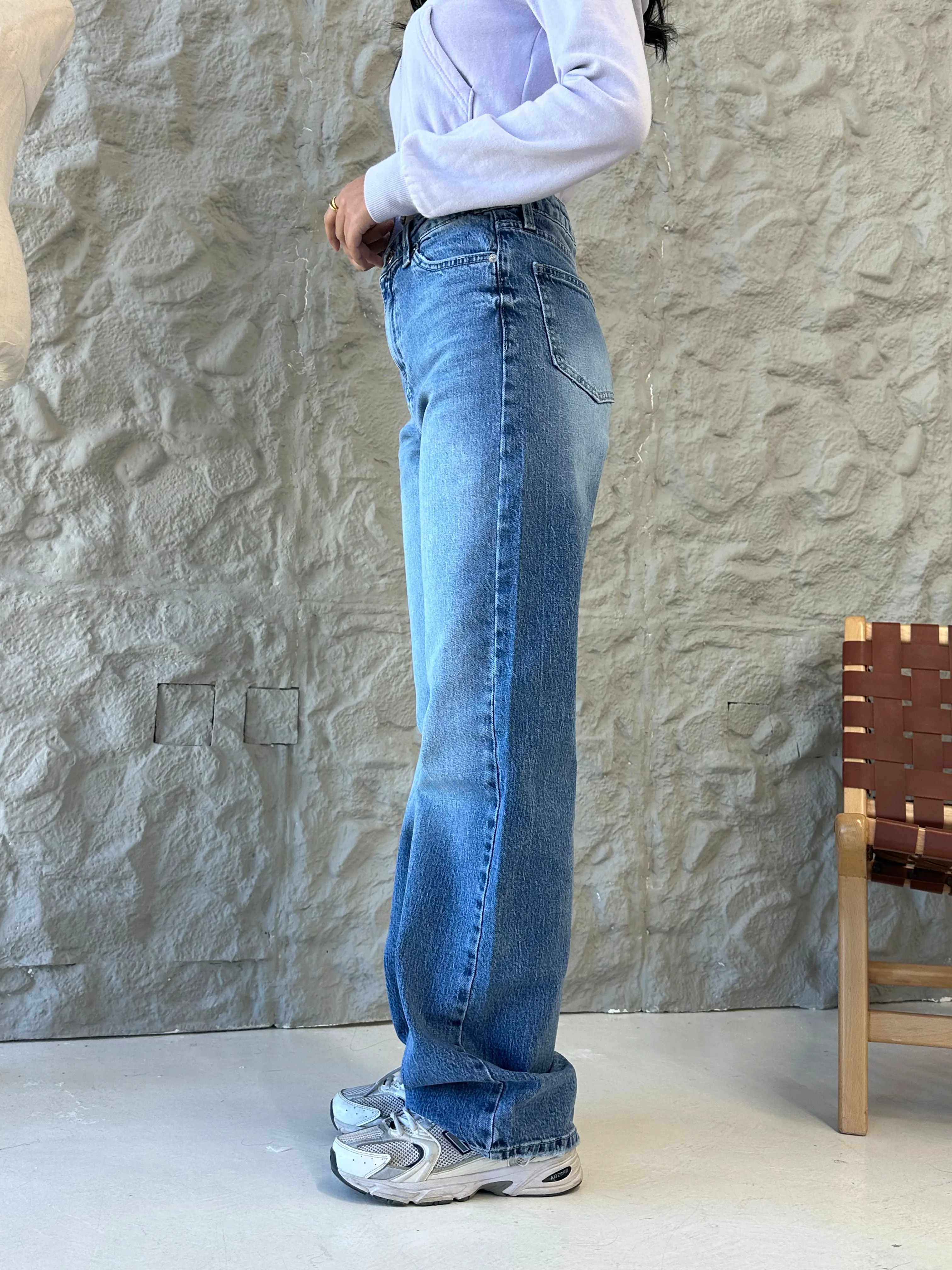 Ultra Comfort Straight Leg - Mid Blue Wash Jeans.