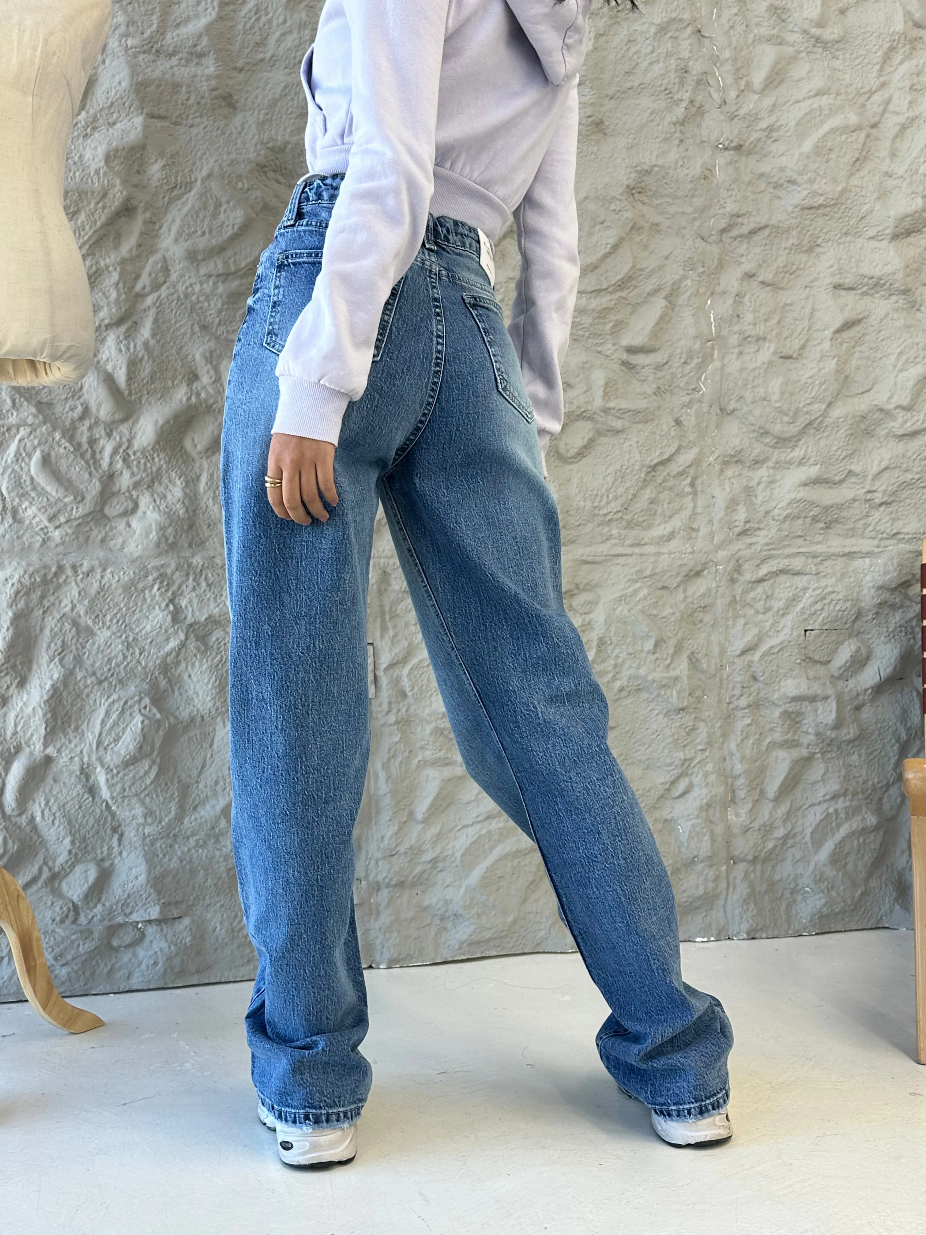 Ultra Comfort Straight Leg - Mid Blue Wash Jeans.